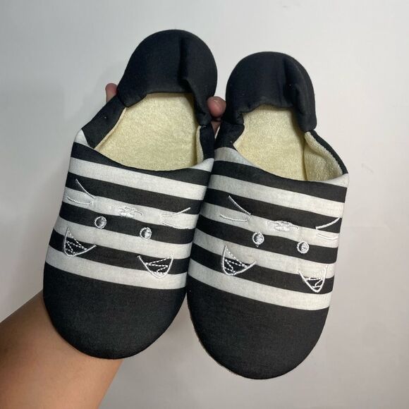 5 for $25🔥Daiso Cozy Terry Lined Slippers Size 7 - Picture 3 of 5